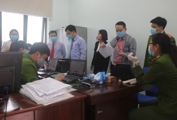 Công an thành phố: Làm thủ tục cấp thẻ căn cước cho cán bộ, công chức Thành ủy Bắc Giang