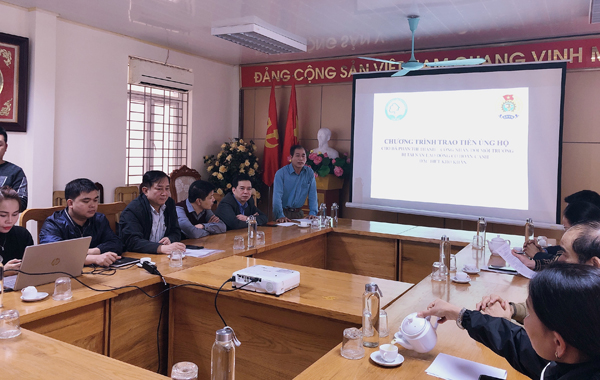 Ban chấp hành công đoàn Công ty cổ phần Quản lý công trình đô thị Bắc Giang hỗ trợ đoàn viên bị...