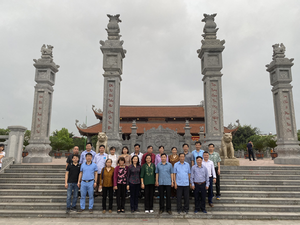 Đoàn cán bộ Trung ương Hội Người cao tuổi Việt Nam thăm Đền Xương Giang