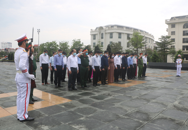 Các đồng chí lãnh đạo thành phố dâng hương tại Đài tưởng niệm các Anh hùng liệt sỹ tỉnh