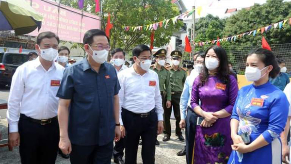 Chủ tịch Quốc hội Vương Đình Huệ thăm, động viên và kiểm tra công tác bầu cử tại TP. Bắc Giang