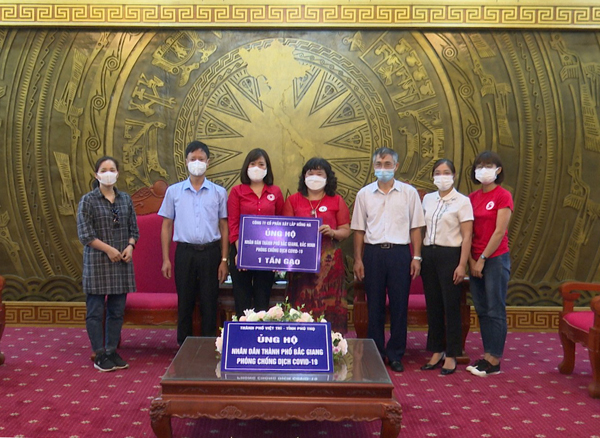 Đoàn thiện nguyện TP Việt Trì ủng hộ nhu yếu phẩm nhân dân thành phố Bắc Giang chống dịch Covid-19