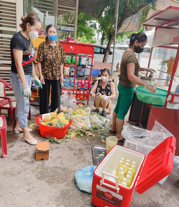 Nhóm tình nguyện phường Xương Giang hỗ trợ nước trái cây cho lực lượng chống dịch- Việc làm nhỏ ý...
