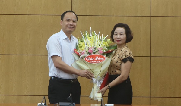 Chủ tịch UBND thành phố trao Quyết định nghỉ hưu cho đồng chí Nguyễn Thị Thanh Hiền - Giám đốc...