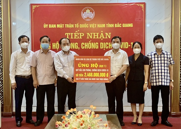 Thành phố chuyển 2 tỷ 468 triệu đồng ủng hộ Quỹ Vắc xin qua UB MTTQ Việt Nam tỉnh Bắc Giang