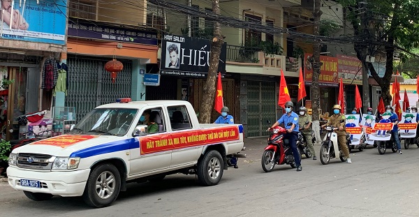 UBND - Đoàn thanh niên phường Trần Nguyên Hãn phối hợp ra quân tuyên truyền lưu động phòng, chống...