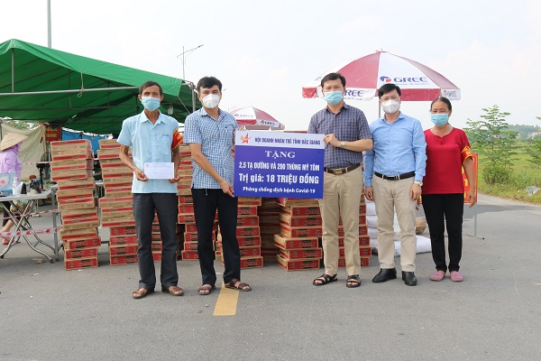 Hội Doanh nhân trẻ tỉnh Bắc Giang tặng xã Song Mai nhu yếu phẩm phòng, chống dịch Covid-19