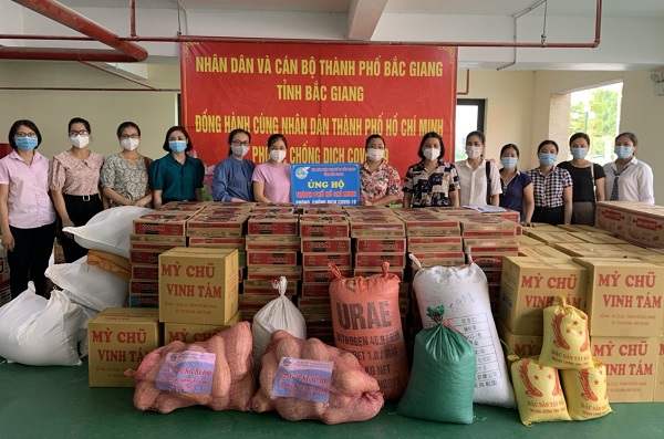 Ủy ban MTTQ Việt Nam thành phố cùng các Hội, đoàn thể kêu gọi được nhiều nhu yếu phẩm hỗ trợ nhân...