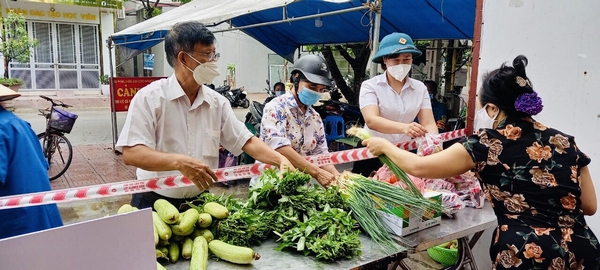 Hội Nông dân Thọ Xương hỗ trợ rau xanh, nhu yếu phẩm cho người dân bị cách ly phong tỏa tại khu...