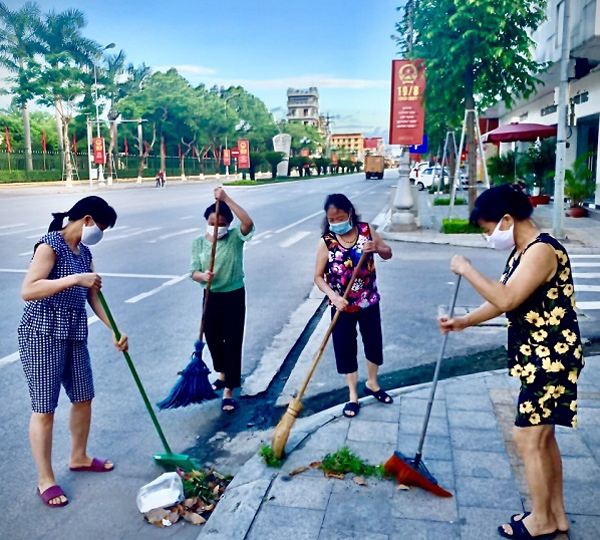 Phụ nữ phường Hoàng Văn Thụ tiếp tục hoạt động Ngày Chủ nhật xanh
