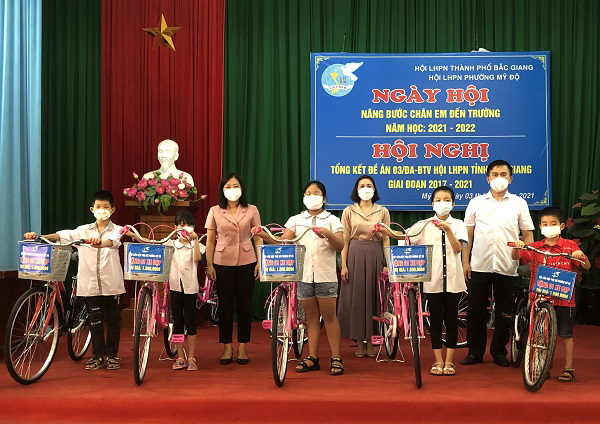 Hội phụ nữ phường Mỹ Độ trao tặng xe đạp cho học sinh có hoàn cảnh khó khăn