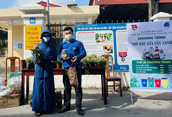 Đoàn thanh niên phường Hoàng Văn Thụ tổ chức chương trình đổi rác thải tái chế lấy cây xanh