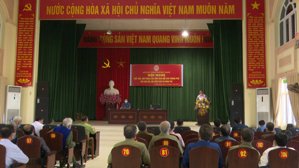 Chủ tịch Hội Cựu chiến binh thành phố đối thoại  với cán bộ, hội viên cựu chiến binh xã Dĩnh Trì