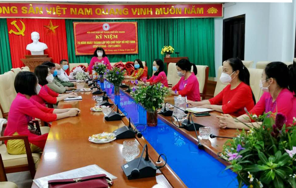 Hội Chữ thập đỏ thành phố gặp mặt kỷ niệm 75 năm Ngày thành lập Hội Chữ thập đỏ Việt Nam