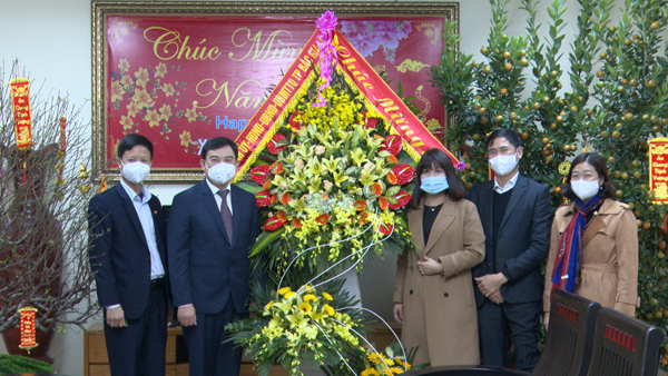 Bí thư Thành ủy trao tặng quà hỗ trợ hộ nghèo huyện Lục Nam đón Tết cổ truyền của dân tộc