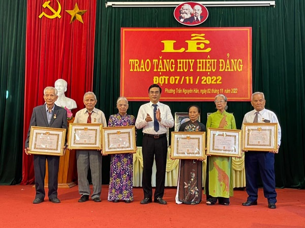 Đảng ủy phường Trần Nguyên Hãn tổ chức Lễ trao tặng Huy hiệu Đảng đợt 7/11 cho các đảng viên