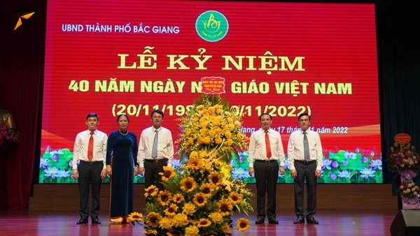 UBND thành phố tổ chức Lễ kỷ niệm 40 năm Ngày Nhà giáo Việt Nam (20/11/1982-20/11/2022)