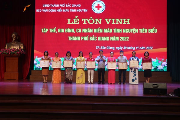 Thành phố Bắc Giang tôn vinh tập thể, cá nhân hiến máu tình nguyện tiêu biểu năm 2022