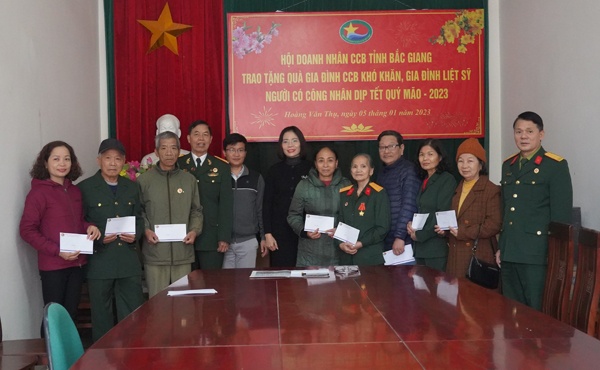 Hội Doanh nhân CCB tỉnh Bắc Giang tặng quà CCB phường Hoàng Văn Thụ