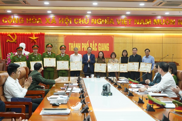 TP. Bắc Giang tham dự hội nghị trực tuyến tổng kết 1 năm thực hiện  Đề án 06 của UBND tỉnh Bắc Giang