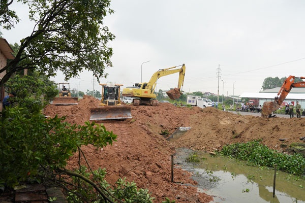 Tổ chức cưỡng chế thu hồi đất và giải toả tài sản trên đất thực hiện dự án HTKT KDC thành Xương...