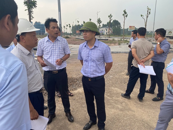 Đồng chí Đào Công Hùng, Phó Chủ tịch UBND TP kiểm tra tiến độ thực hiện một số dự án trên địa bàn...