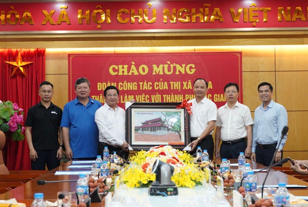 Đoàn công tác thị xã Sapa đến thăm và làm việc với thành phố Bắc Giang