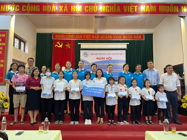 Hội LHPN phường Trần Nguyên Hãn tổ chức Ngày hội đồng hành cùng con tới trường