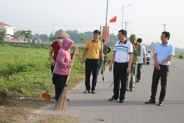 Ban chỉ huy Quân sự thành phố- UBND xã Song Mai phối hợp ra quân thực hiện vệ sinh môi trường