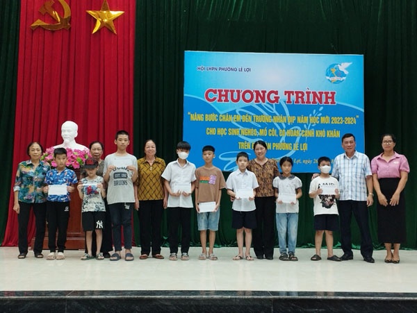 Phường Lê Lợi trao 48 suất quà cho trẻ em nghèo, hoàn cảnh khó khăn dịp đầu năm học mới
