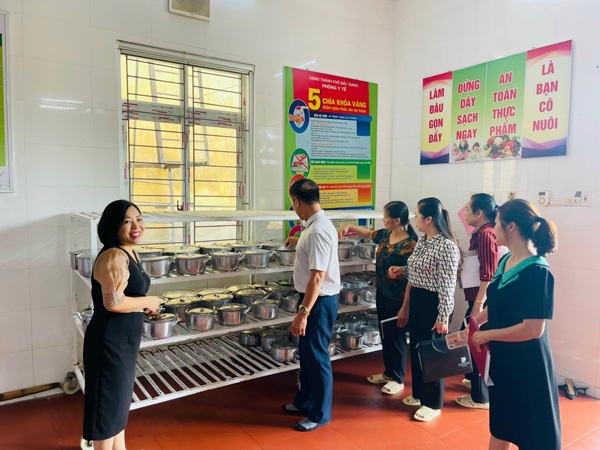 Thường trực HĐND phường Trần Phú giám sát tại trường Tiểu học Trần Phú