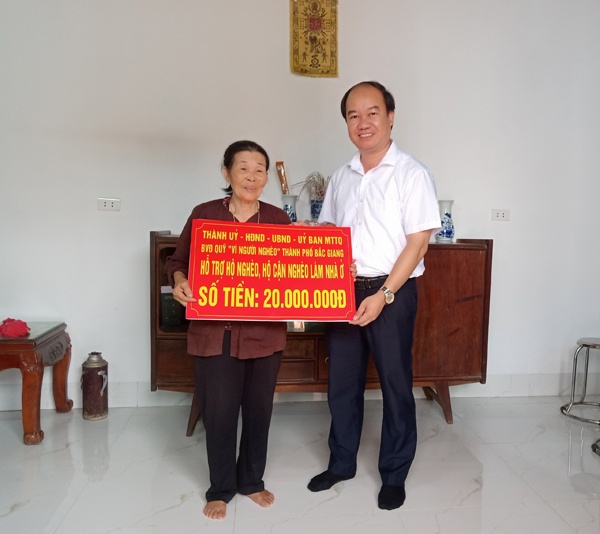 UB MTTQ thành phố trao tiền hỗ trợ xây nhà cho hộ nghèo tại xã Dĩnh Trì