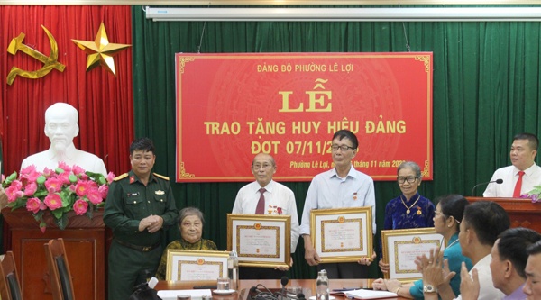 Đảng bộ phường Lê Lợi, Xương Giang tổ chức Lễ trao Huy hiệu Đảng đợt 07/11 cho các đảng viên