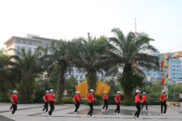 Hội Phụ nữ phường Xương Giang phối hợp với tổ dân phố Nam Giang 2 tổ chức “Ngày Chủ nhật xanh”
