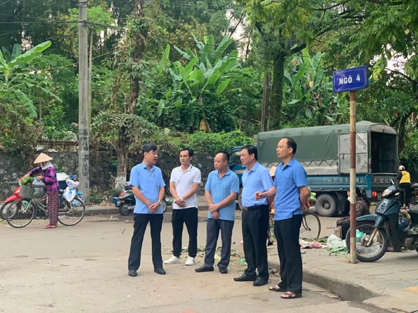 Lãnh đạo thành phố kiểm tra việc thực hiện vệ sinh môi trường khu vực chợ tạm phường Trần Phú