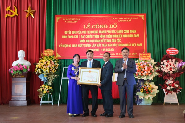 Lễ công bố Quyết định của Chủ tịch UBND thành phố công nhận thôn Song Khê 1 đạt chuẩn thôn nông...