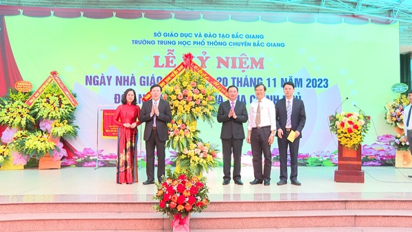 Các đồng chí lãnh đạo Thành ủy, HĐND, UBND thành phố chúc mừng ngày nhà giáo Việt Nam 20/11 tại...
