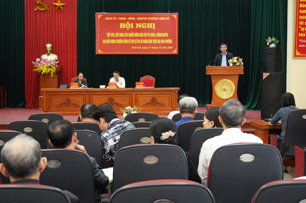 Người đứng đầu cấp ủy Đảng, chính quyền phường Dĩnh Kế đối thoại với nhân dân