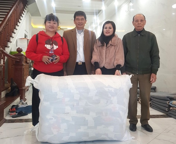 UBMTTQ phường Trần Phú trao tặng chăn ấm cho Hội Chữ thập đỏ thành phố
