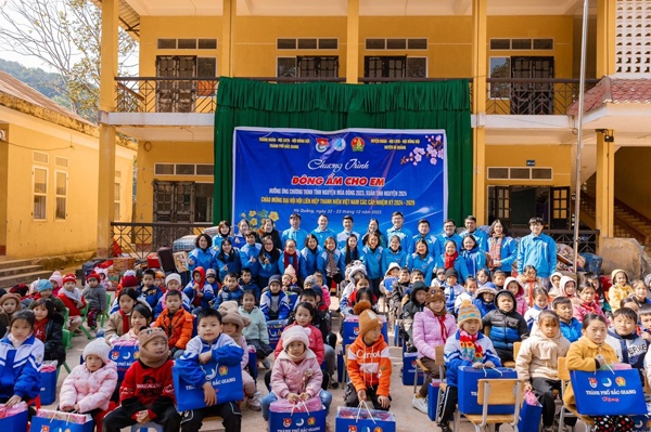 Thành đoàn tổ chức chương trình “Đông ấm cho em” tại huyện Hà Quảng, tỉnh Cao Bằng