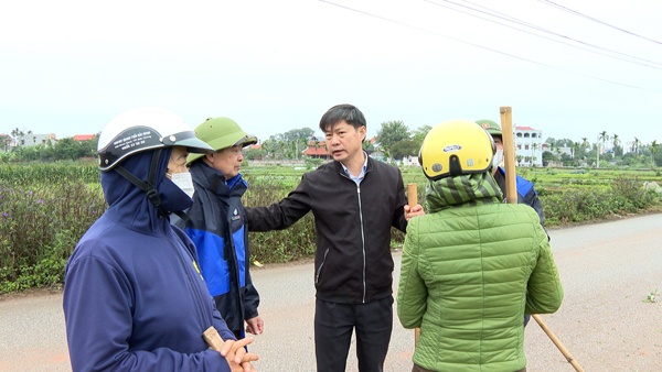 Đồng Chí Nguyễn Hữu Đính kiểm tra phong trào Ngày Chủ nhật xanh tại xã Song Mai