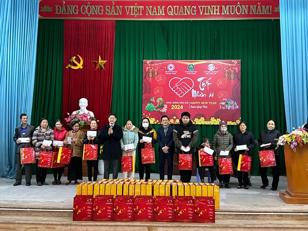 Hội Chữ thập đỏ thành phố trao quà Tết cho 174 hộ nghèo, cận nghèo của 5 phường, xã