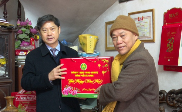 Đồng chí Nguyễn Hữu Đính, Phó Chủ tịch UBND thành phố thăm, tặng quà nhân dịp Tết Nguyên đán Giáp...