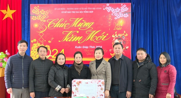 Các đồng chí lãnh đạo thành phố thăm tặng quà dịp Tết Nguyên đán 2024