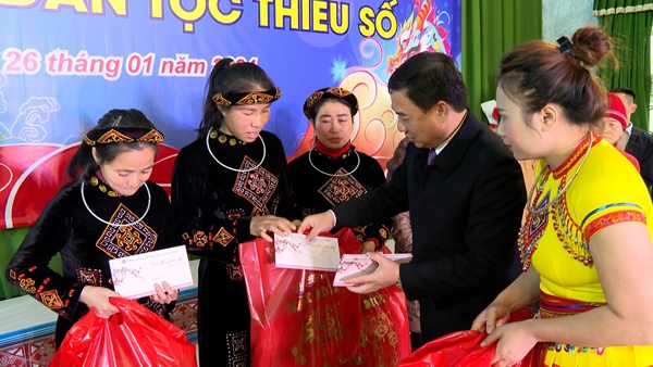 Thành phố Bắc Giang tặng quà Tết cho người nghèo huyện Yên Thế