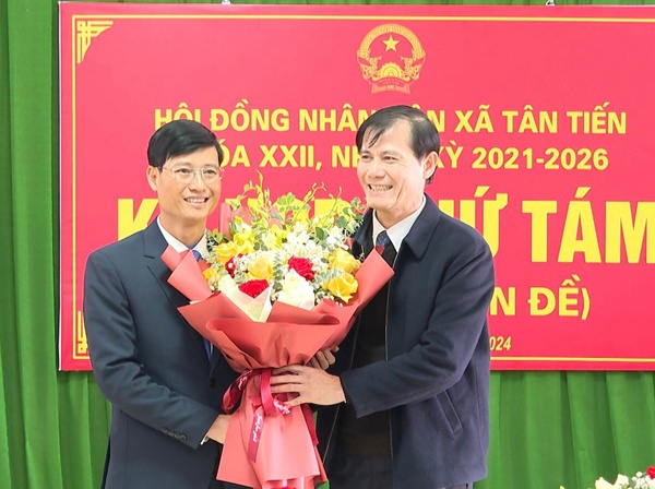 HĐND xã Tân Tiến khoá XXII, nhiệm kỳ 2021-2026 tổ chức kỳ họp thứ 8