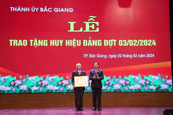 Thành ủy Bắc Giang tổ chức Lễ trao tặng huy hiệu Đảng đợt 3/2/2024