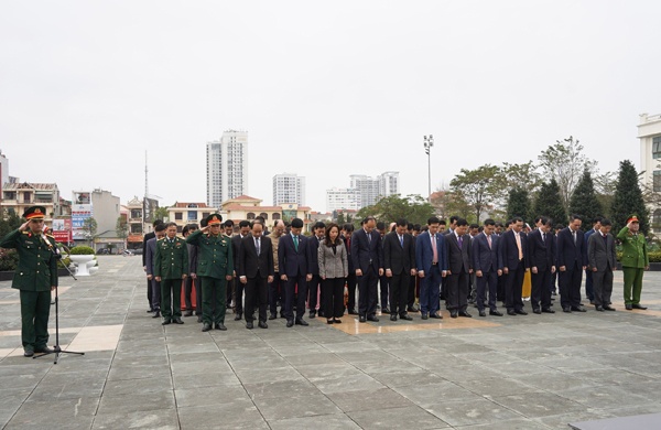 Các đồng chí lãnh đạo thành phố Bắc Giang dâng hương tưởng niệm các anh hùng liệt sĩ