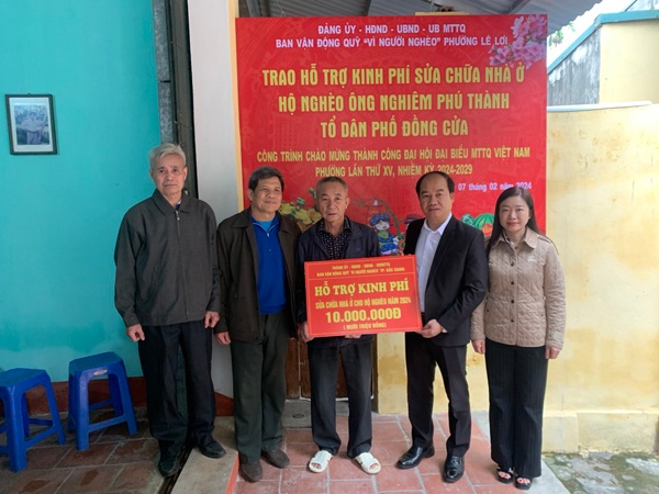UB MTTQ thành phố và phường Lê Lợi trao tiền hỗ trợ sửa chữa nhà ở cho hộ nghèo trên địa bàn phường