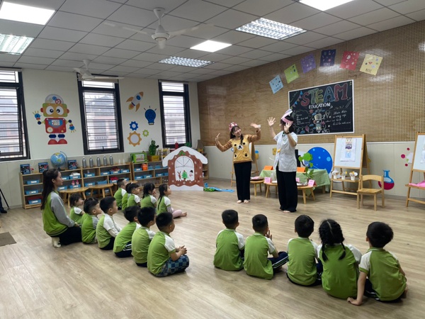 Trường Mầm non tư thục Quốc tế Thăng Long tổ chức các tiết học trải nghiệm Showcase cho trẻ lớp 5...